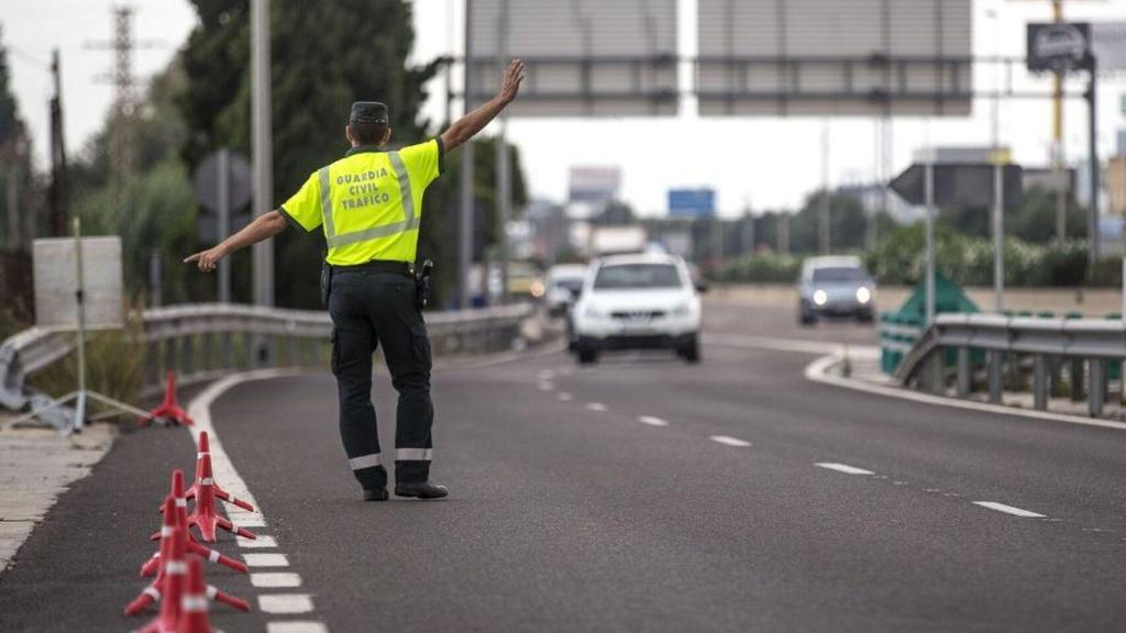 Un guardia civil en un control de Tráfico.