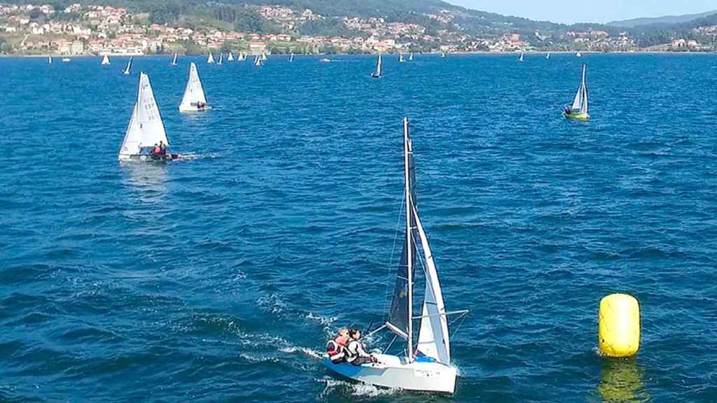 Pablo Cabello y su hija Isabel, en primer plano, en la Copade España de Vaurien.