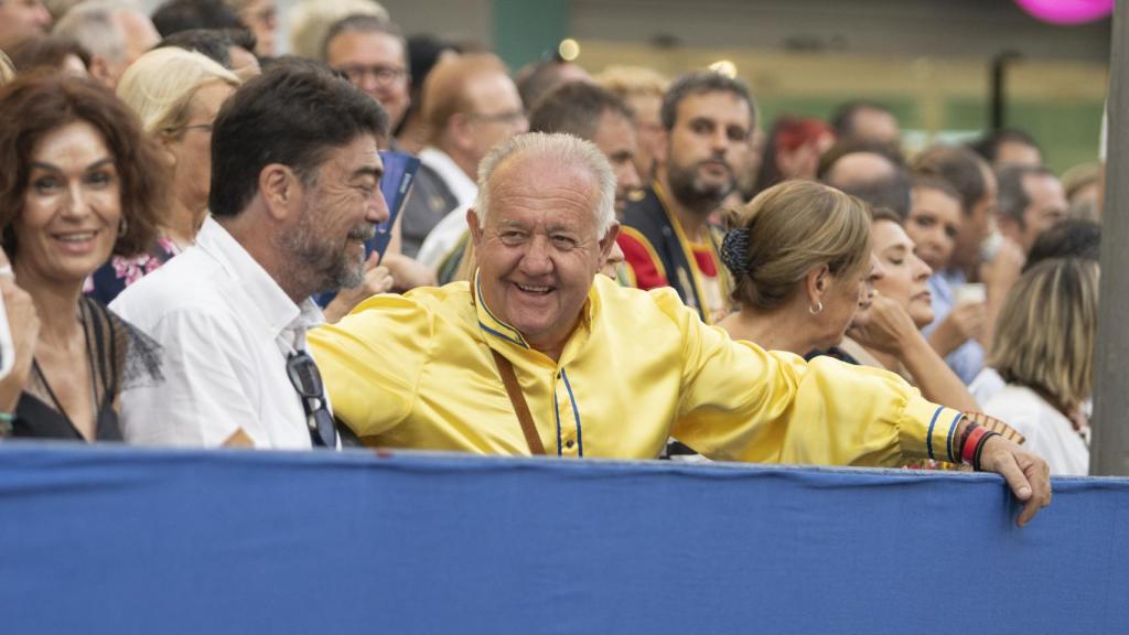 El alcalde de Mutxamel, Sebastián Cañadas, junto al de Alicante, Luis Barcala, en la tribuna.