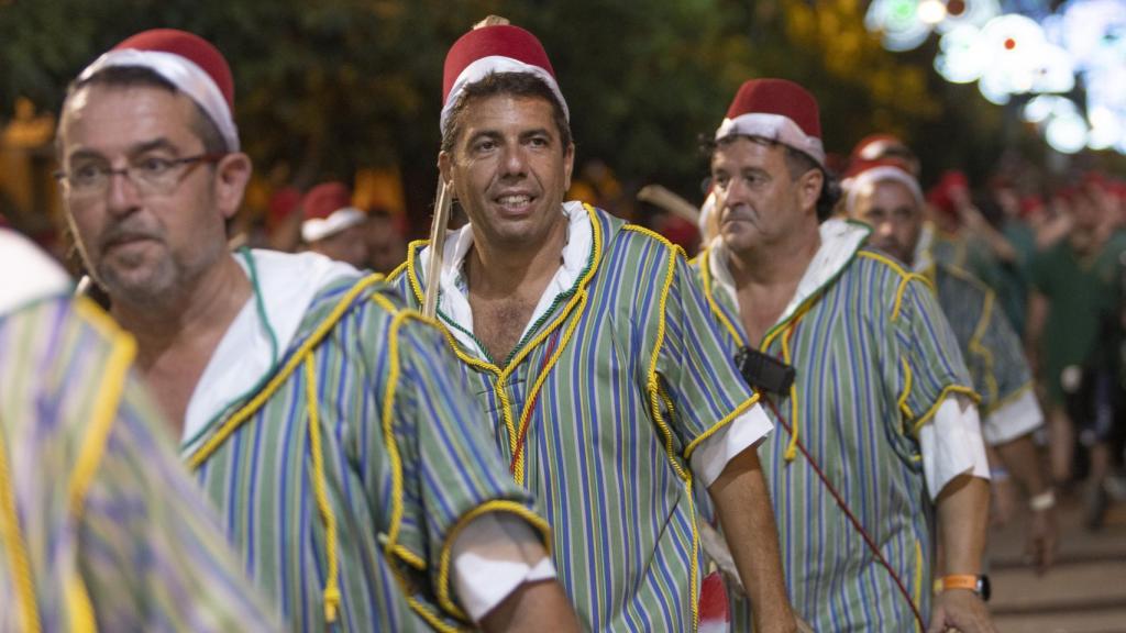 El presidente de la Diputación, Carlos Mazón, invitado por una de las comparsas.