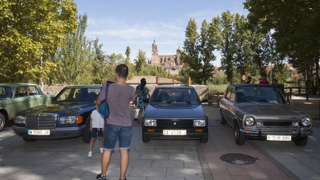 El alcalde de Salamanca, Carlos García Carbayo, asiste al primer Concurso de Elegancia de Vehículos Clásicos ‘Ciudad de Salamanca’