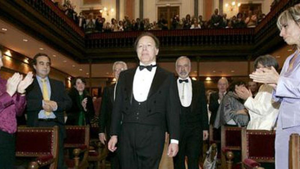 Javier Marías, durante la toma de posesión en la RAE el 27 de abril de 2008.