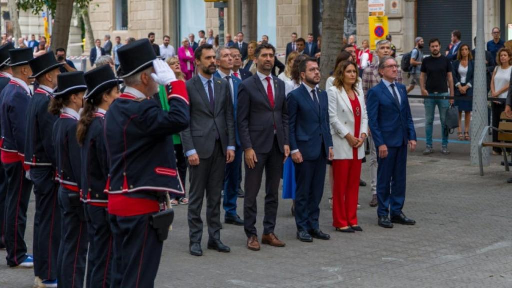 Ofrenda floral del Govern al monumento de Rafael de Casanova por la Diada encabezada por el presidente de la Generalitat, Pere Aragonès.