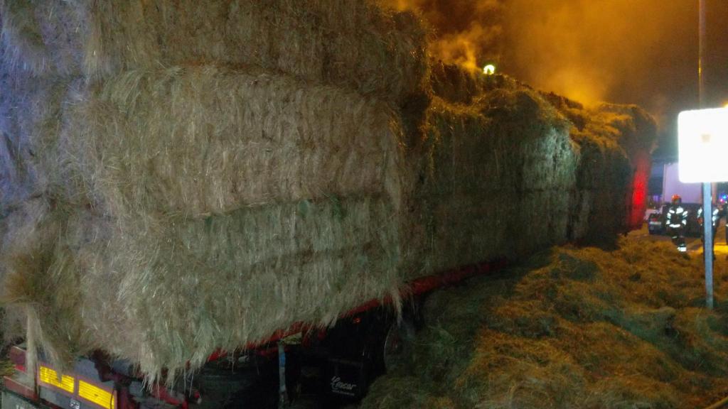 Incendio en un camión cargado con pacas de paja en Ponferrada