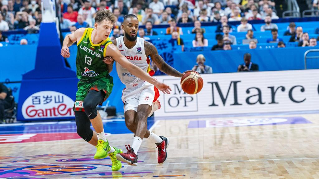 Lorenzo Brown inicia una jugada ante la defensa de Rokas Jokubaitis