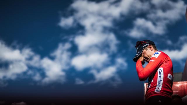 Remco Evenepoel emocionado en el podio de la etapa 20 de La Vuelta 2022.