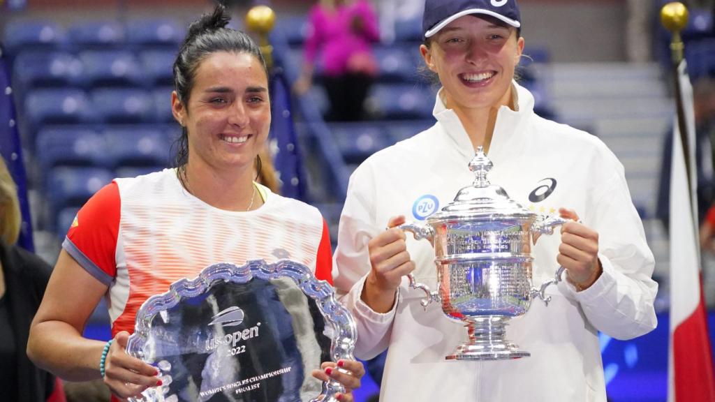 Ons Jabeur e Iga Swiatek, con sus trofeos de subcampeona y campeona del US Open 2022