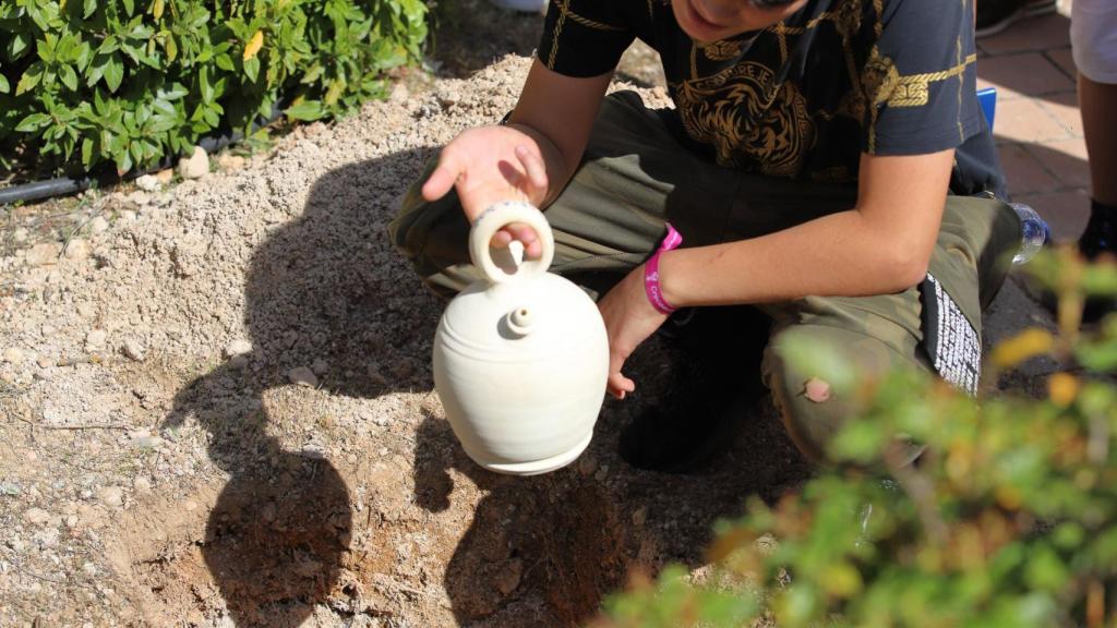 Una persona joven sostiene un botijo. Foto: Proyecto Mentoría.