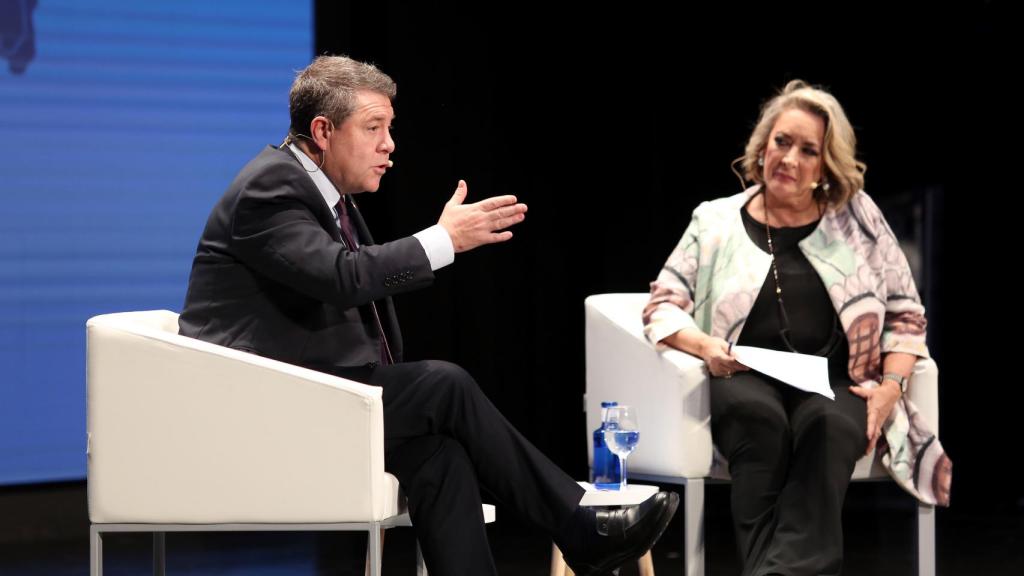 Emiliano García-Page, presidente de Castilla-La Mancha, y Esther Esteban, presidenta ejecutiva de EL ESPAÑOL - EL DIGITAL CLM.