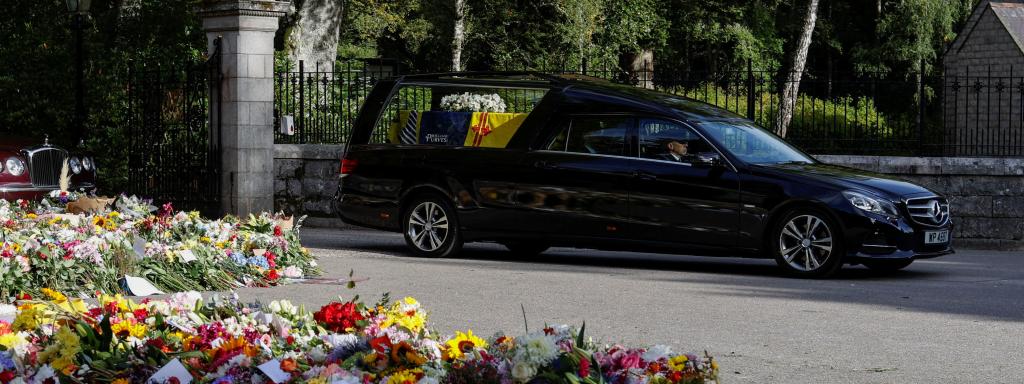 El cortejo fúnebre con los restos de Isabel II abandona Balmoral.