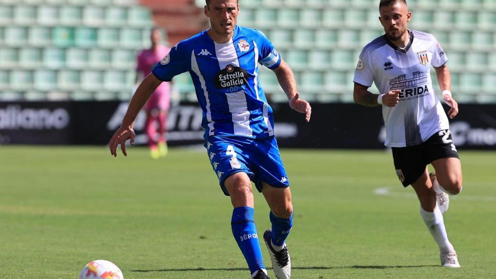 Álex Bergantiños en un lance del partido entre Mérida y Deportivo.