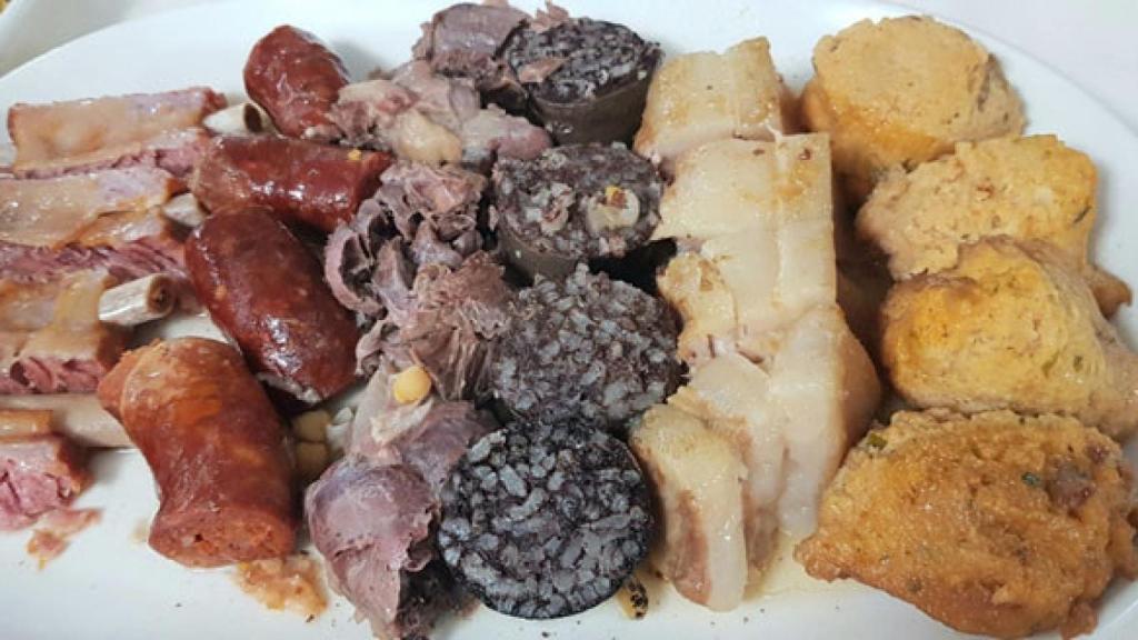 Impresionante fuente con los ingredientes del cocido