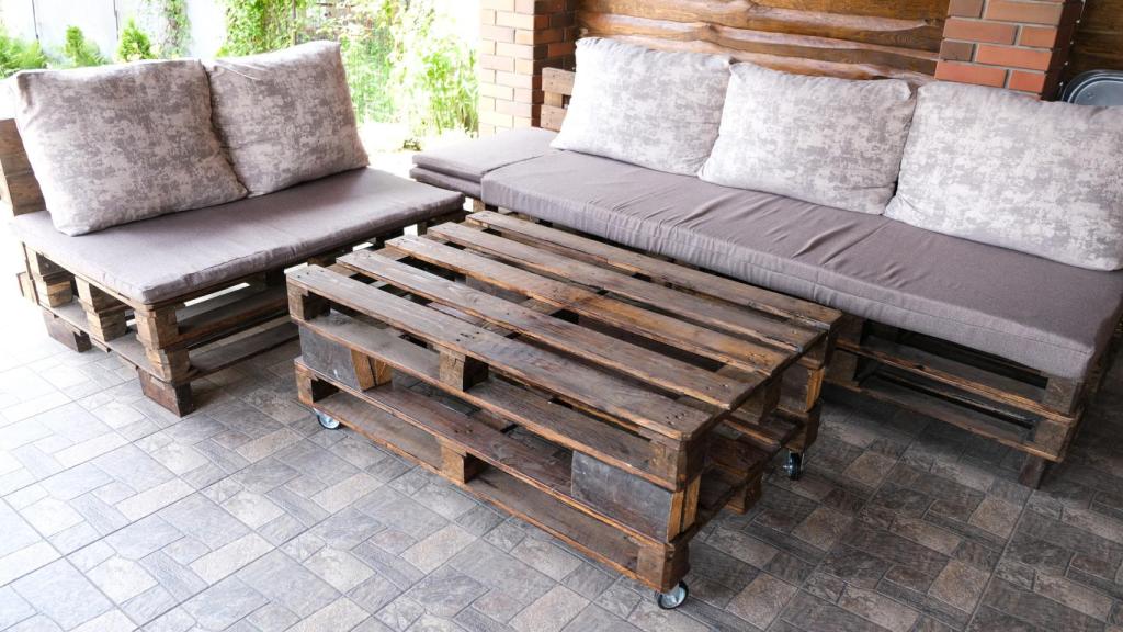 Sofás en una terraza hechos con palés.