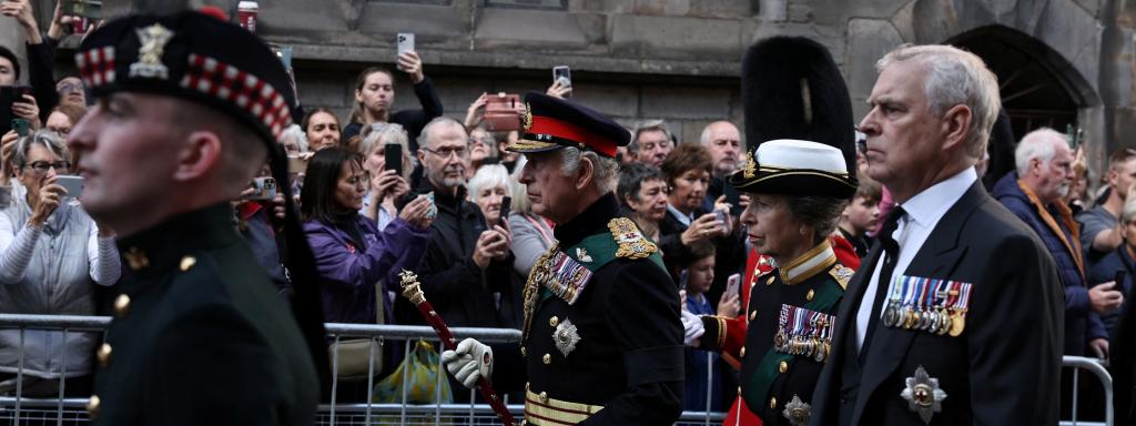 El rey Carlos III junto al príncipe Andrés siguiendo en Edimburgo el cortejo fúnebre de la reina Isabel II.