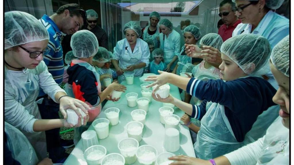 Niños haciendo queso en Villalón.