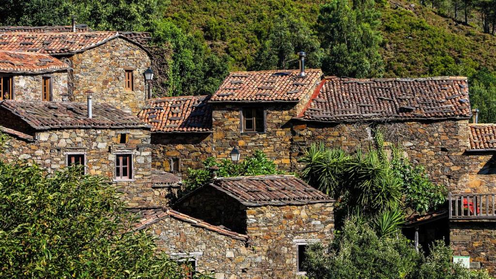 Varias casas construidas a base de pizarra.