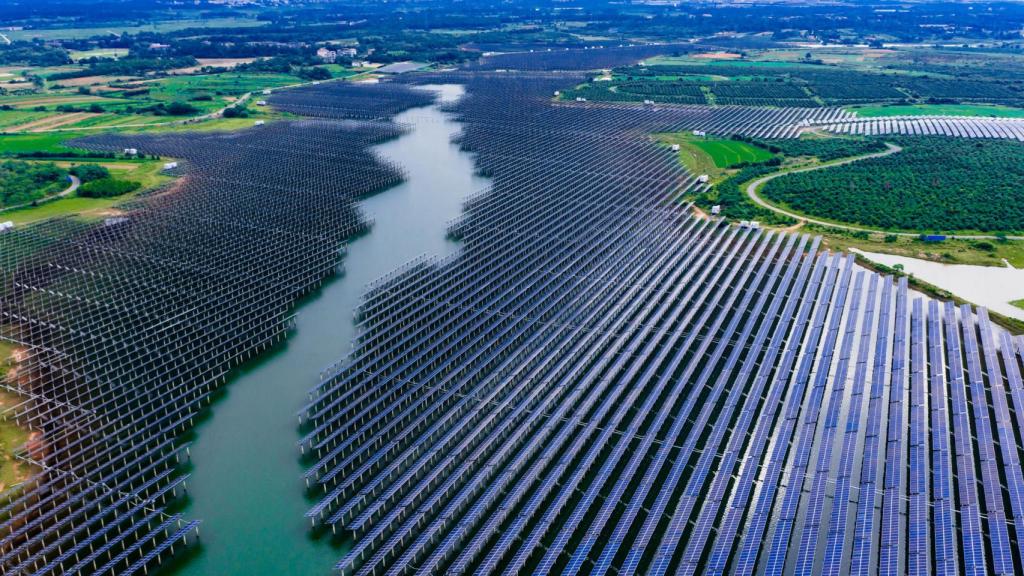 Una planta de energía solar en el agua.