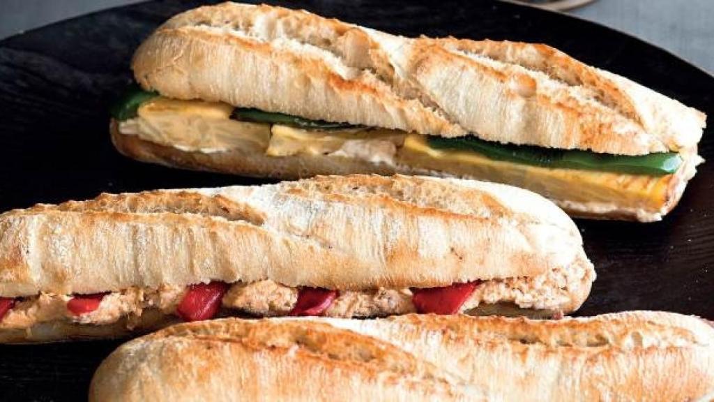 Unos bocadillos elaborados con pan blanco.