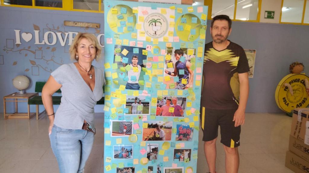 Loli Moreno, tutora de Primaria, y Carlos Bocanegra, profesor de Educación Física, junto al mural dedicado a Carlos Alcaraz en el Colegio Ciudad de la Paz de El Palmar.