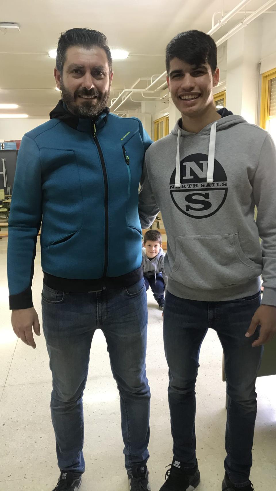 El profesor de Educación Física, Carlos Bocanegra, junto a Carlos Alcaraz, en el colegio de su infancia.