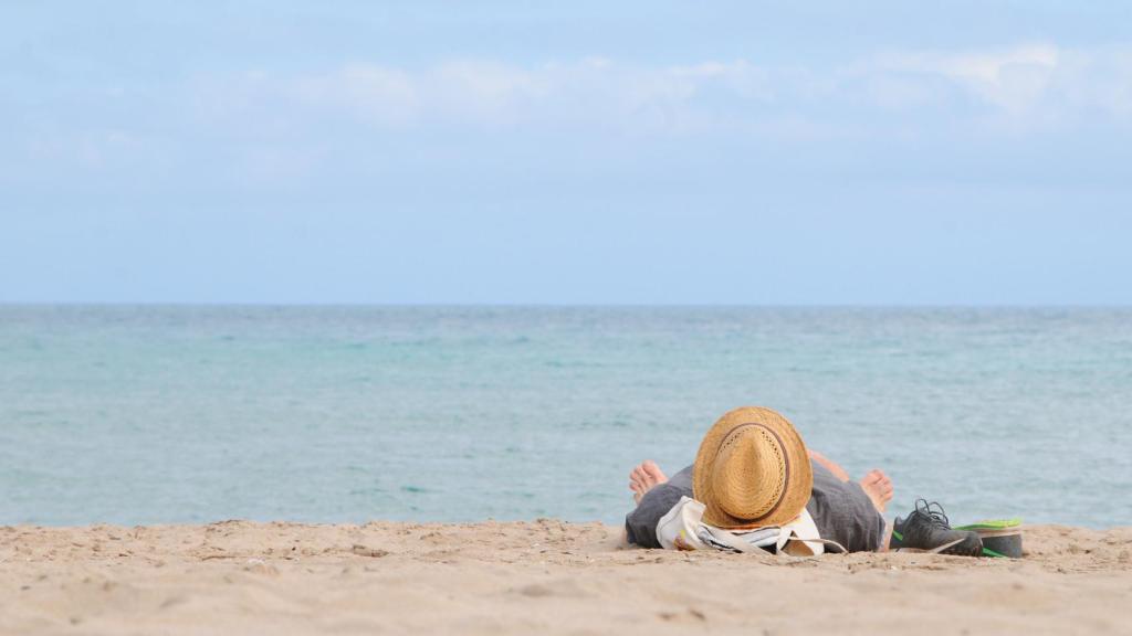 Imagen de archivo de una persona en la playa.