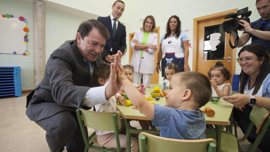 El presidente de la Junta de Castilla y León, Alfonso Fernández Mañueco; acompañado del presidente de la Diputación provincial, Javier Iglesias, visitan la Escuela Infantil Municipal de Carbajosa de la Sagrada