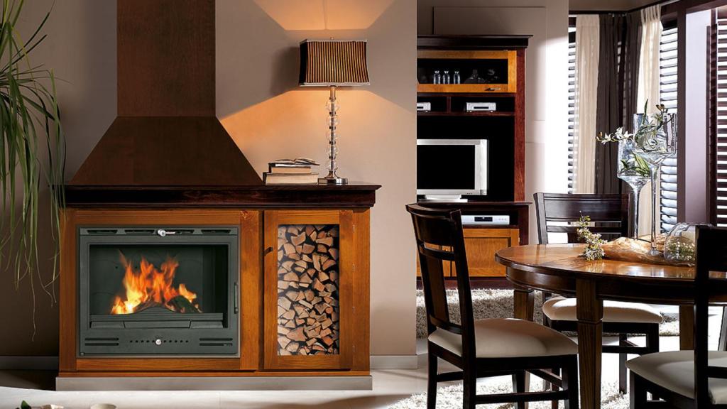 Chimenea de leña en un chalet