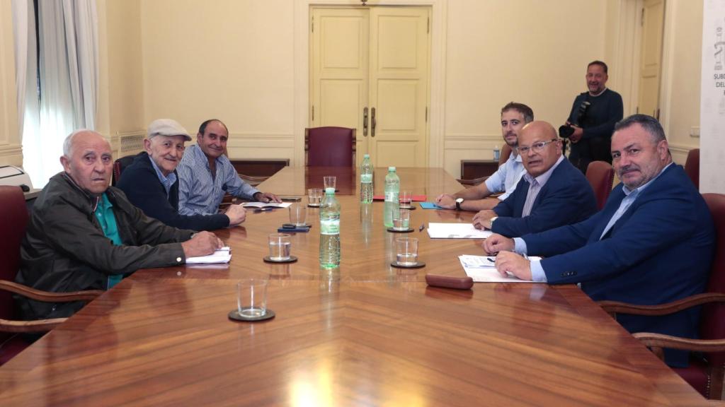 El subdelegado del Gobierno en León, Faustino Sánchez y el presidente de la Diputación, Eduardo Morán, se reúnen con representantes de las comunidades de regantes Esla-Valderaduey
