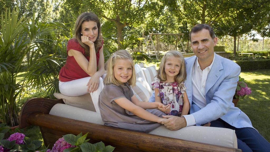Letizia, junto a Felipe VI y sus hijas, en el posado oficial por su 40 cumpleaños.