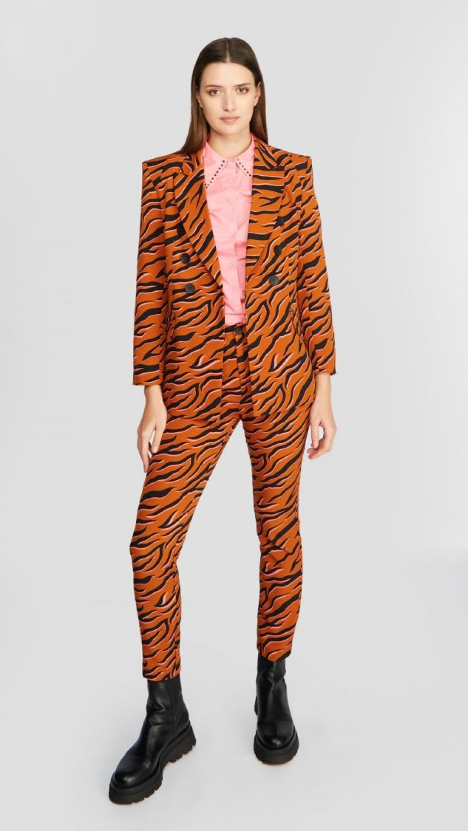 El conjunto que lleva Carme Chaparro es de la firma Minueto.