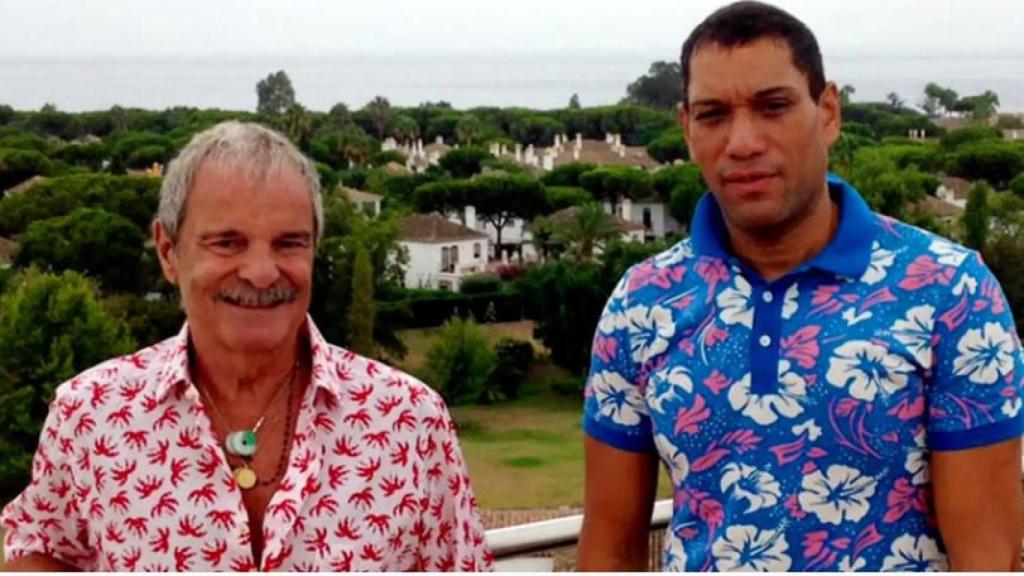 Elio Valderrama, viudo de Jesús Mariñas, en una fotografía junto al mítico periodismo del corazón.