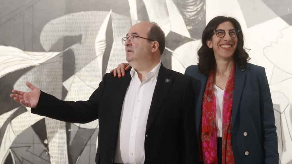 Los ministros de cultura de España y Francia, Miquel Iceta y Rima Abdul Malak, posan ante el 'Guernica' de Picasso tras la presentación de la 'Celebración Picasso 1973-2023'. Foto:  EFE/Juan Carlos Hidalgo