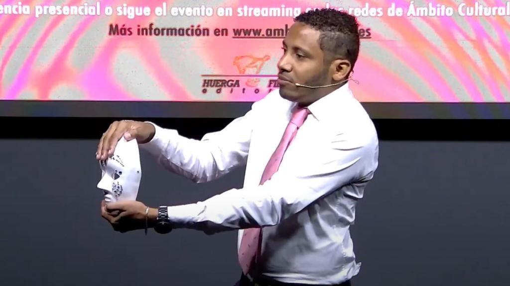 Eudris Planche recitando uno de sus poemas en la final del Premio #LdeLírica