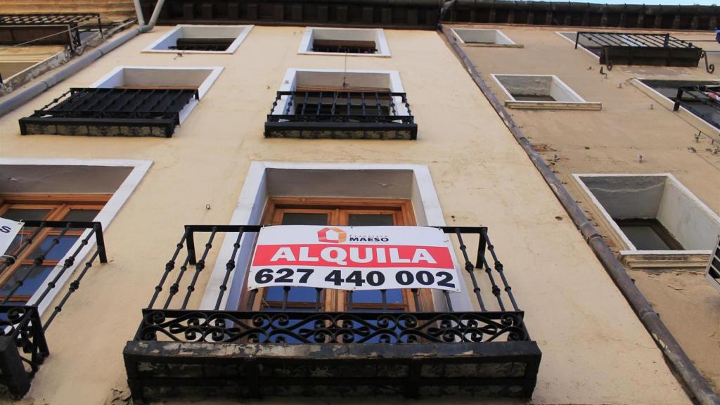 Vivienda con un cartel de alquiler.