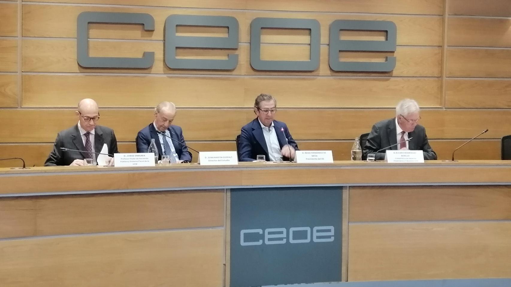 Varios de los autores del informe e Íñigo Fernández de Mesa (IEE y CEOE), en el centro, durante la presentación del estudio.