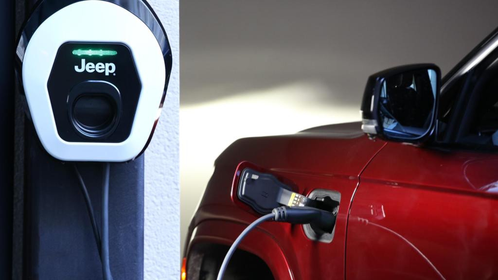 El tiempo de recarga completa dura menos de tres horas.