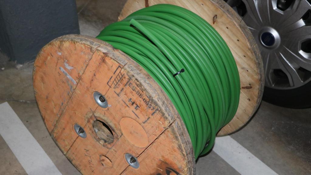 Este es el cable que necesitarán para unir el contador con el punto de carga.