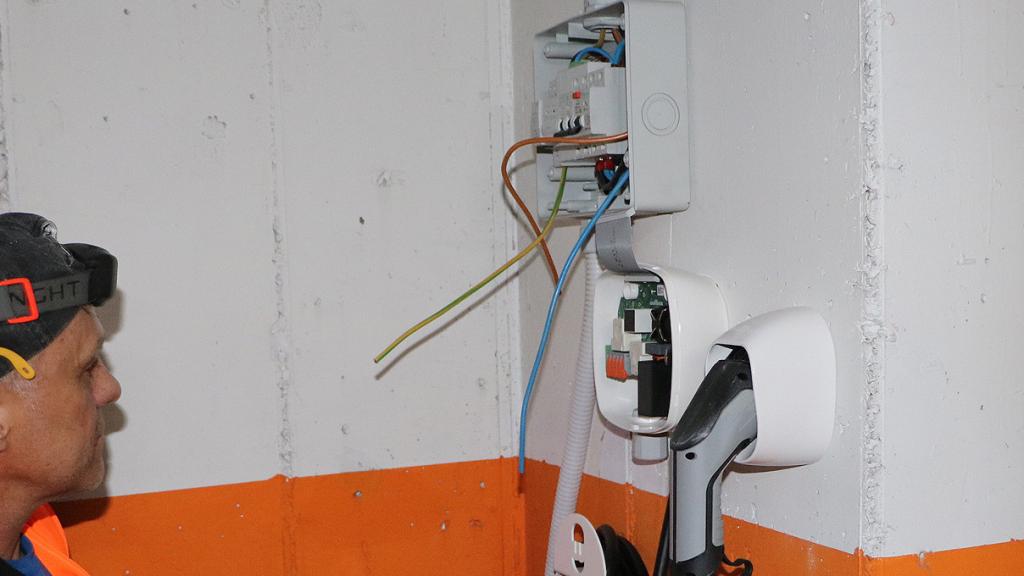 El técnico revisa paso a paso el proceso de instalación.