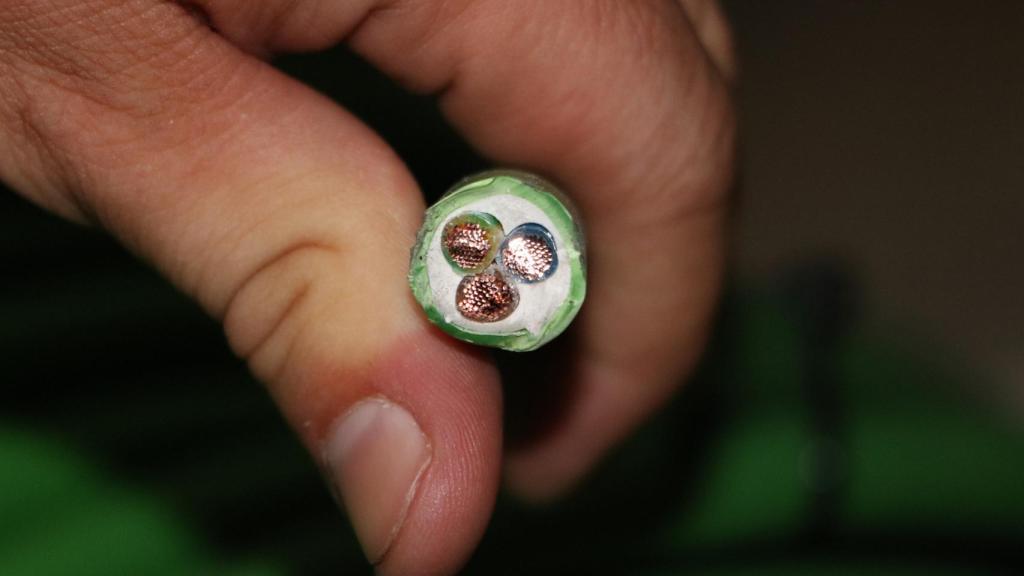 Este es el cable necesario para la recarga del coche eléctrico.