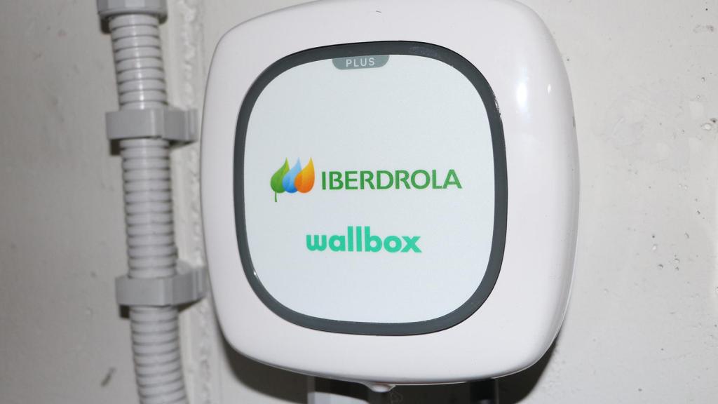 Punto de carga de Iberdrola fabricado por Wallbox.