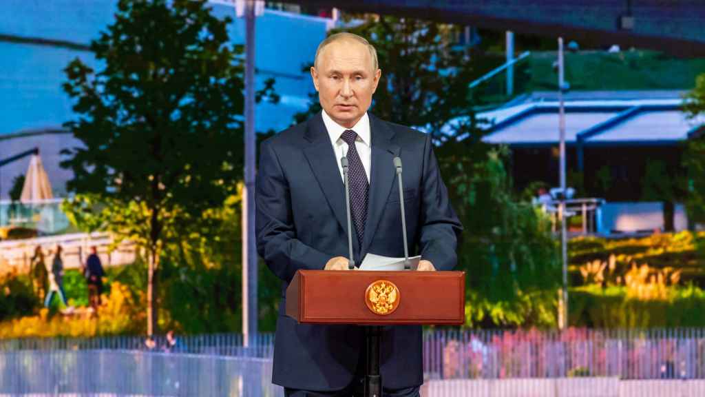 El presidente ruso , Vladimir Putin , se dirige a la audiencia durante el concierto de gala para conmemorar el 875 aniversario de Moscú en la Sala de Conciertos Zaryadye en Moscú, Rusia.
