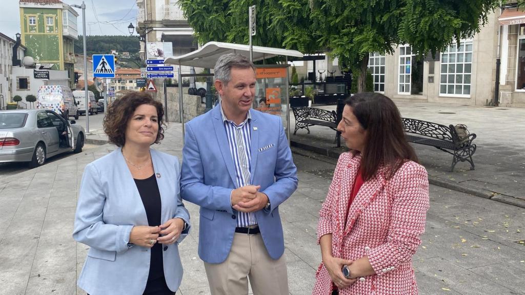 El delegado del Gobierno en Galicia, junto a la subdelega en A Coruña y a la alcaldesa de Betanzos