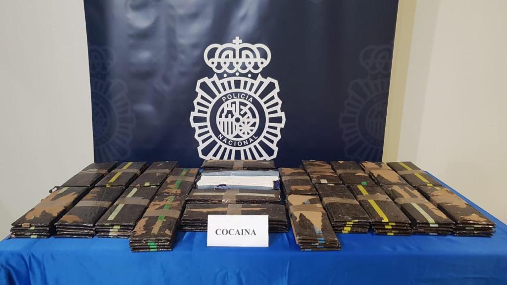 El alijo interceptado por los agentes.