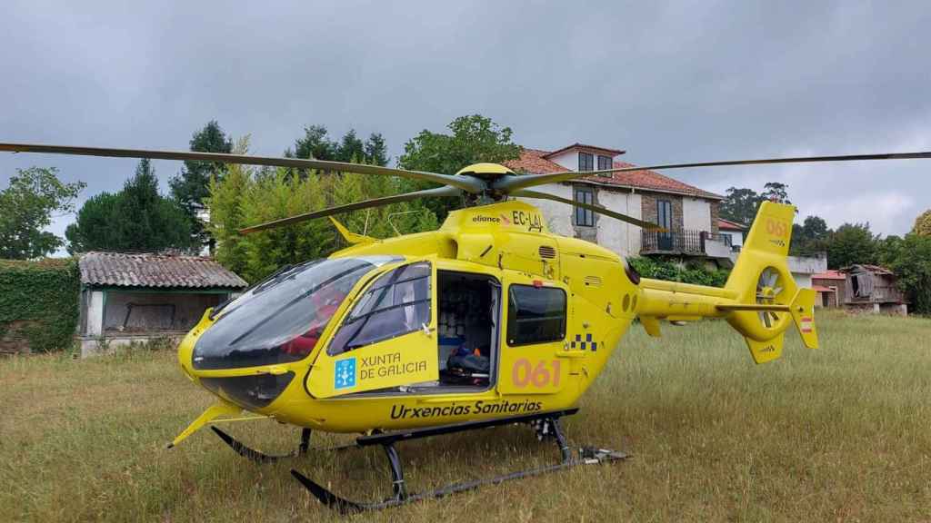 El helicóptero medicalizado del 061 asiste a un ciclista herido en Agolada.
