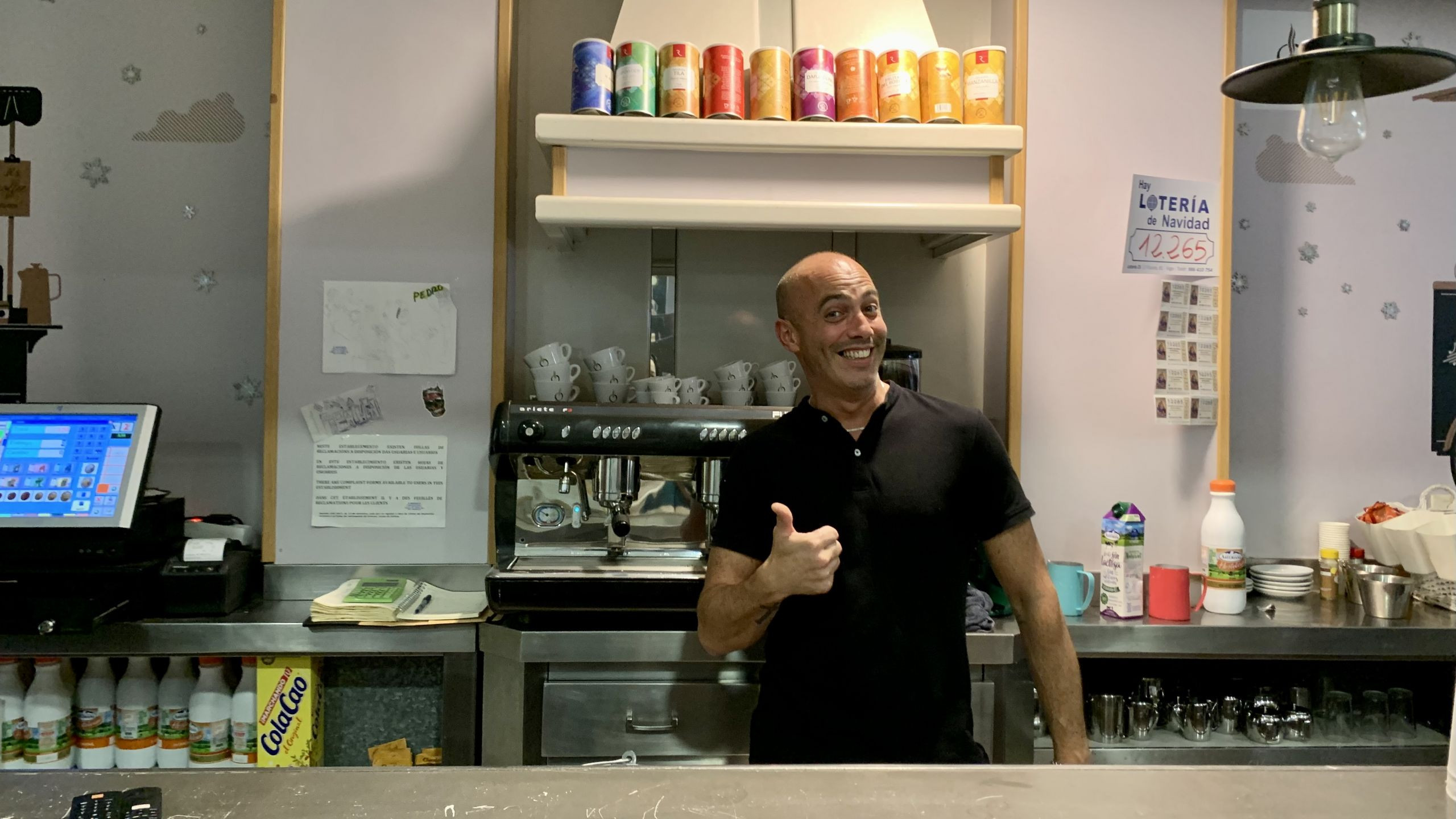 Pablo sonríe tras la barra de A Baiuca. Imagen: Treintayseis