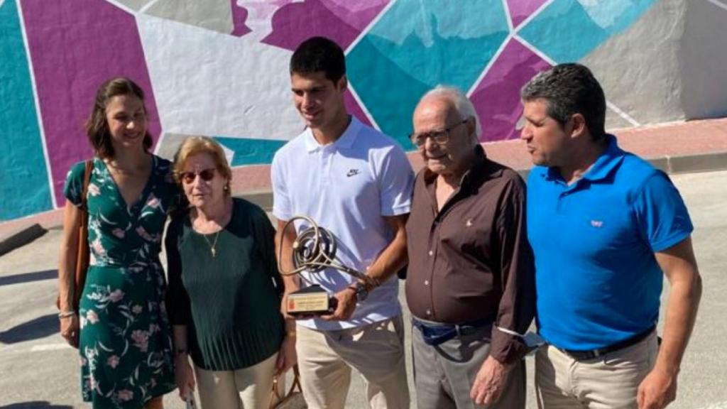 Carlos Alcaraz, durante un homenaje en El Palmar junto a sus padres y sus abuelos