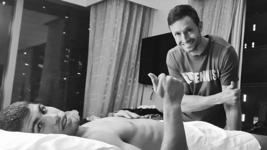 Carlos Alcaraz y Juanjo Moreno, durante una sesión de recuperación en el US Open