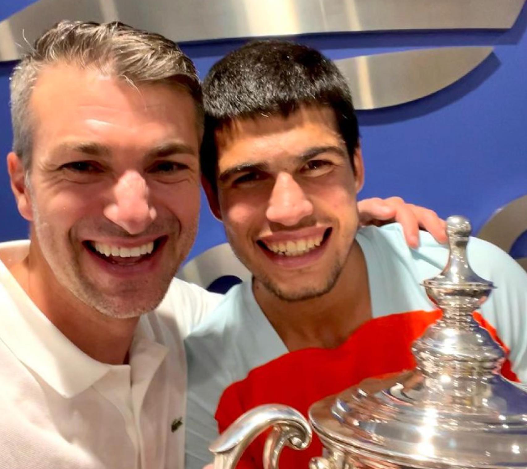 El doctor Juanjo López, junto a Carlos Alcaraz tras su victoria en el US Open