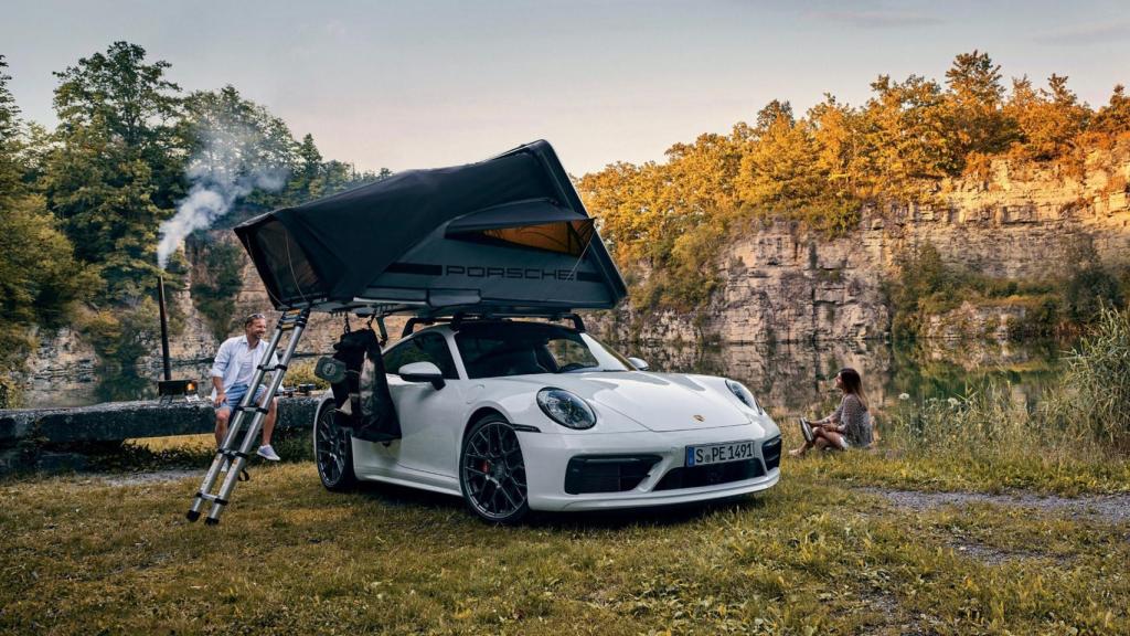 Porsche con la tienda de campaña montada.