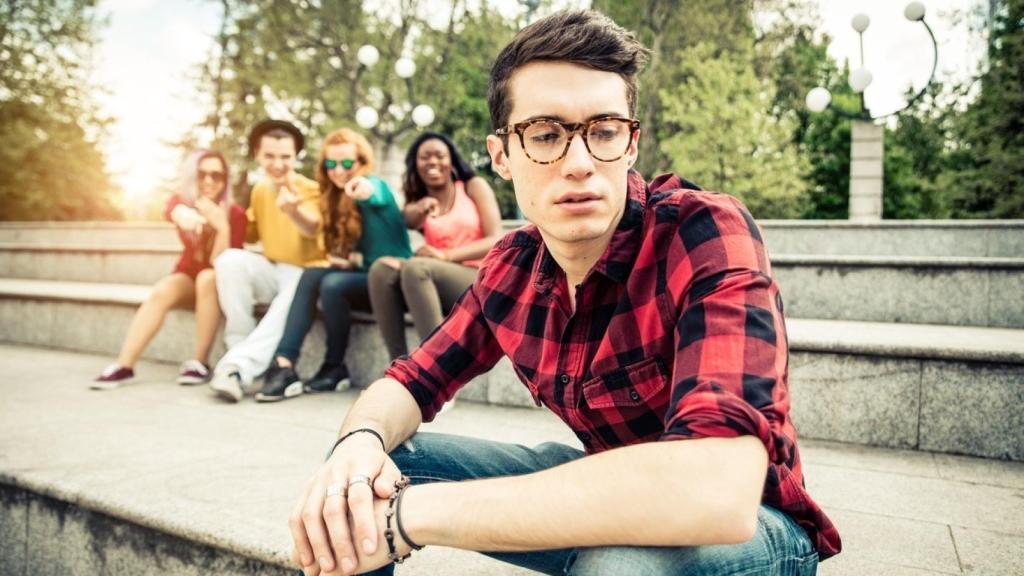 Varias personas hablando sobre un compañero.